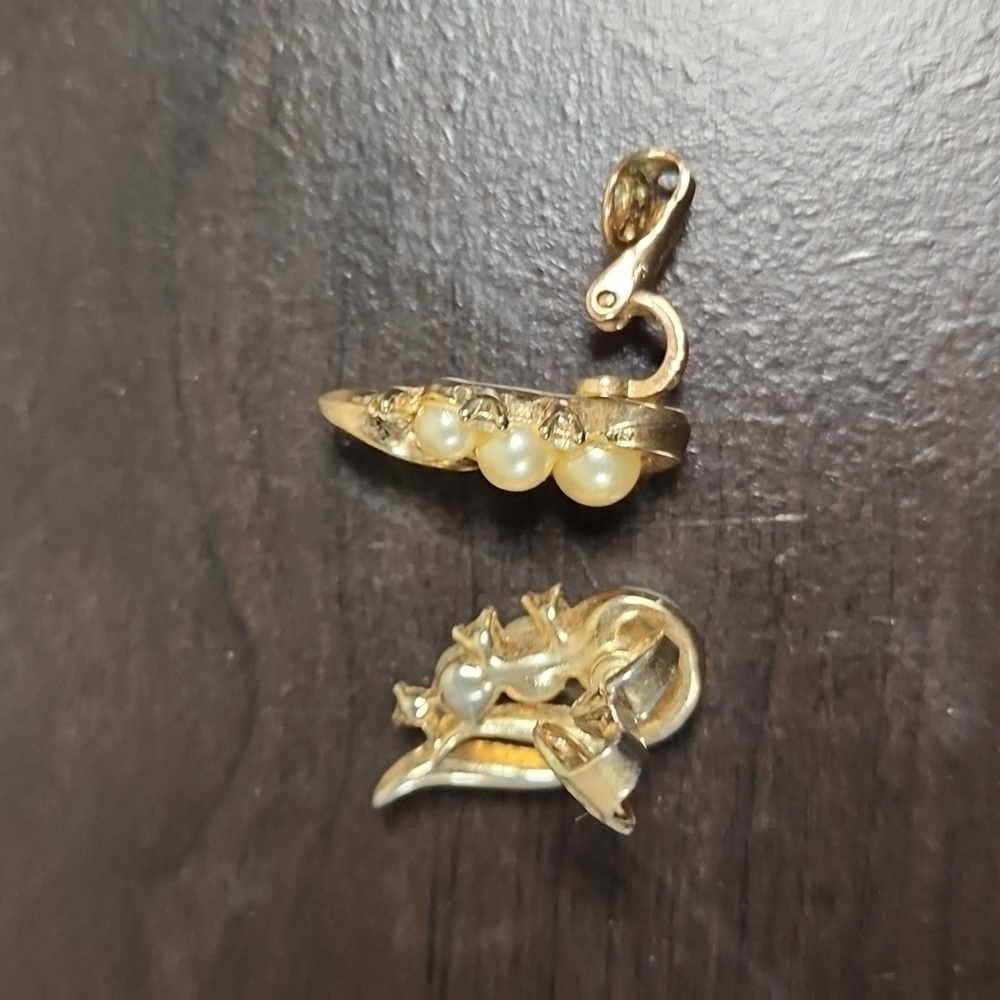 Vintage Trifari Clip On Earrings - Picture 3 of 4